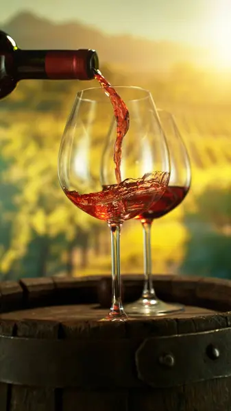 Vino blanco sirviéndose en copa, detalle de la bodega y servicio en mesa del restaurante Los Pinochos en Simancas (Valladolid)